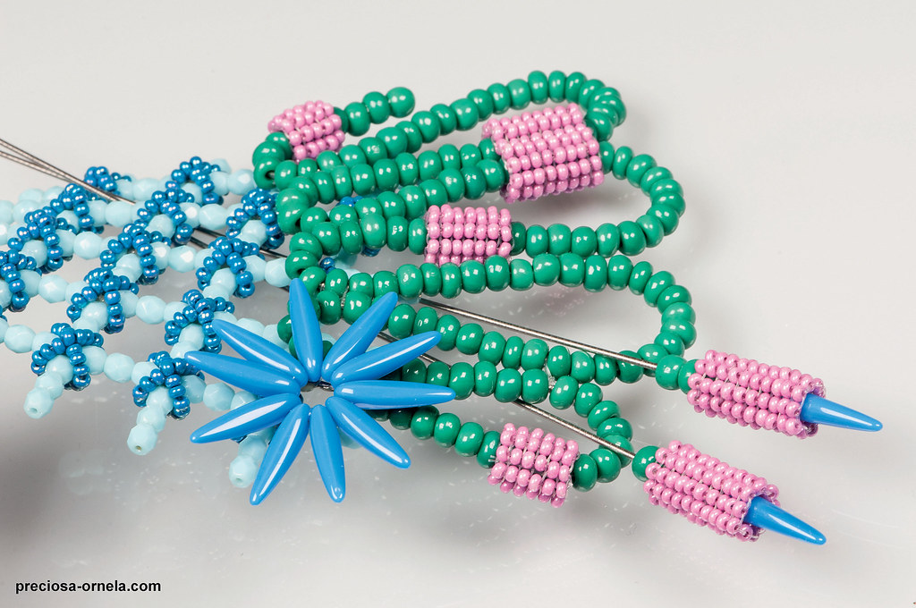 bijou tisse en perles motif bleu et rose 1 Ma sélection du moment : 10 pépites pour se mettre (enfin) au tissage de perles Miyuki