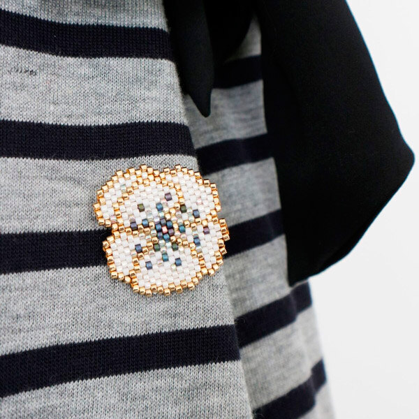 broche motif anemone en tissage brick stitch visuel Envie de changement : 11 techniques en perles Miyuki que jai envie dessayer