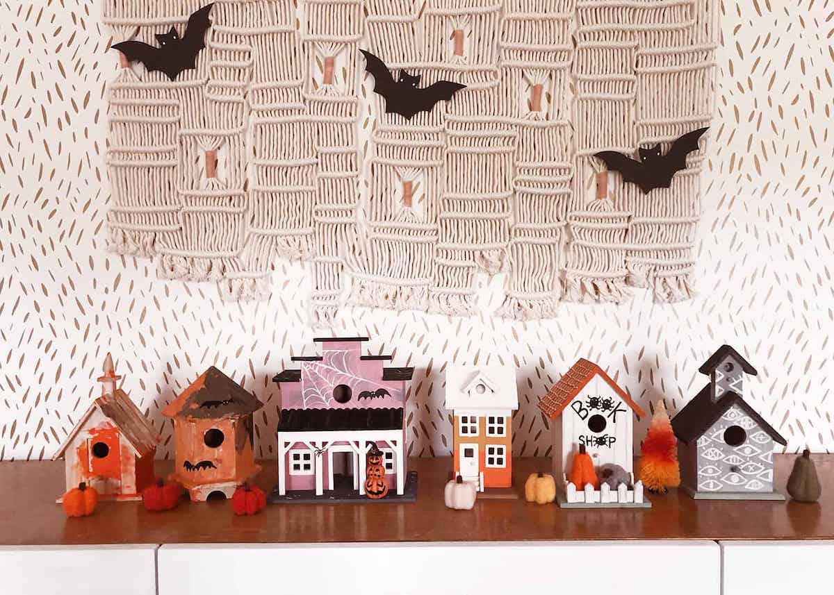 des chauves souris en papier sur pics pour une table qui a du mordant src Mon carnet spécial Halloween : 10 idées et imprimables pour customiser la maison (presque) sans effort