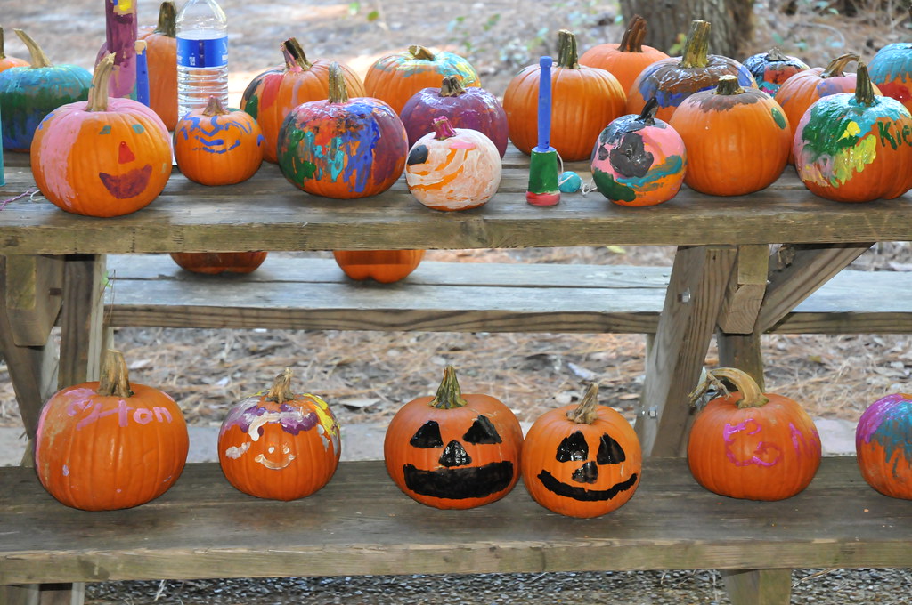 des citrouilles en papier mache entre ballon et vieux journaux cov Mon carnet spécial Halloween : 10 idées et imprimables pour customiser la maison (presque) sans effort