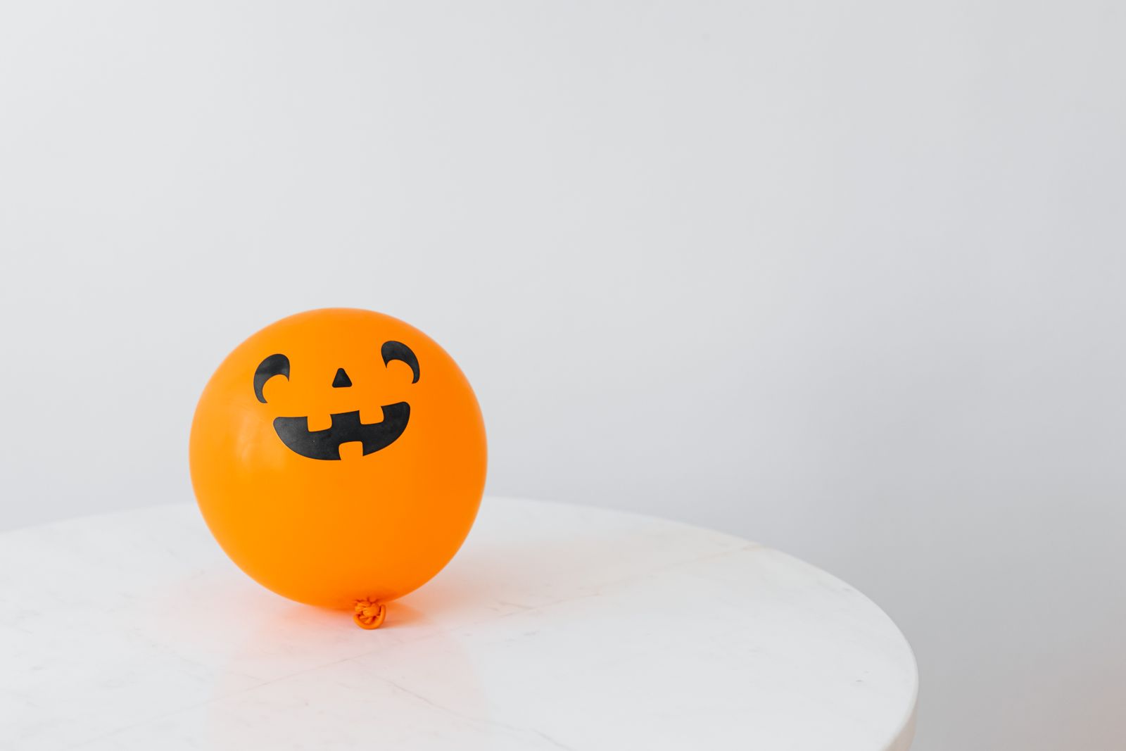 des citrouilles en papier mache entre ballon et vieux journaux photo Mon carnet spécial Halloween : 10 idées et imprimables pour customiser la maison (presque) sans effort