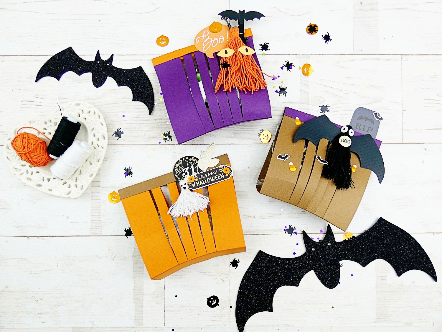 des pochons en papier a pompons adorablement inquietants src Mon carnet spécial Halloween : 10 idées et imprimables pour customiser la maison (presque) sans effort