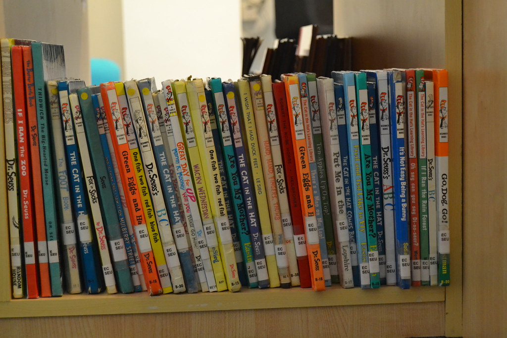 Ma sélection du moment : 11 albums jeunesse à lire et relire sans jamais sen lasser etagere de livres jeunesse colores Ma sélection du moment : 11 albums jeunesse à lire et relire sans jamais sen lasser