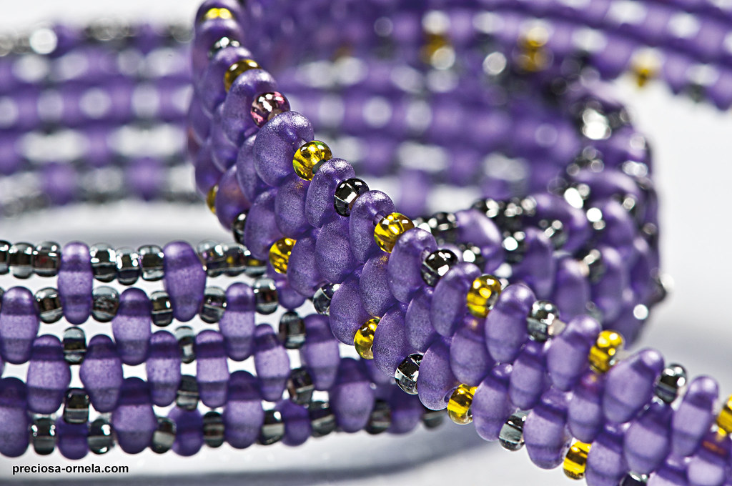 Ma sélection du moment : 10 pépites pour se mettre (enfin) au tissage de perles Miyuki gros plan sur un tissage de perles violettes et dorees 1 Ma sélection du moment : 10 pépites pour se mettre (enfin) au tissage de perles Miyuki
