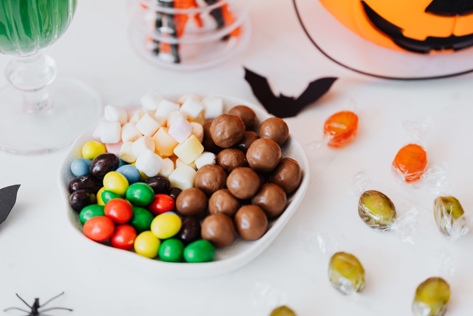 Mon carnet spécial Halloween : 10 idées et imprimables pour customiser la maison (presque) sans effort halloween petites citrouilles bonbons table photo Mon carnet spécial Halloween : 10 idées et imprimables pour customiser la maison (presque) sans effort