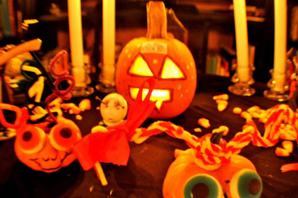 Mon carnet spécial Halloween : 10 idées et imprimables pour customiser la maison (presque) sans effort halloween petites citrouilles bonbons table Mon carnet spécial Halloween : 10 idées et imprimables pour customiser la maison (presque) sans effort