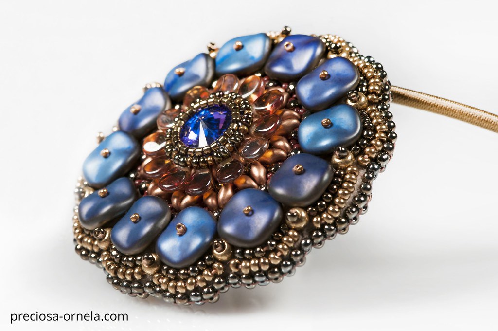 medaillon en perles tissees a la main tons bleus et bronze 1 Ma sélection du moment : 10 pépites pour se mettre (enfin) au tissage de perles Miyuki