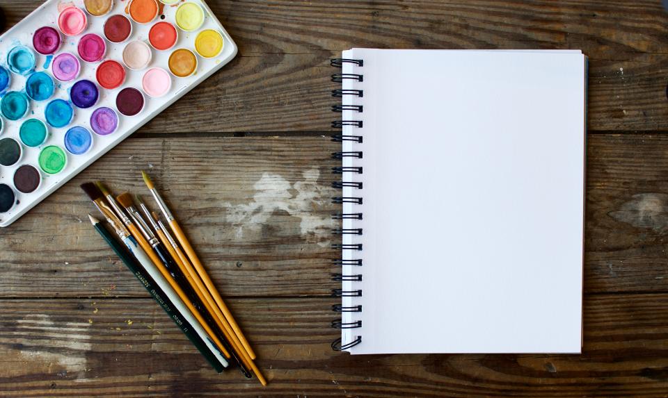 Ma récolte du moment : 10 bricolages d’automne à faire avec les enfants palette aquarelle pinceaux carnet Ma récolte du moment : 10 bricolages d’automne à faire avec les enfants