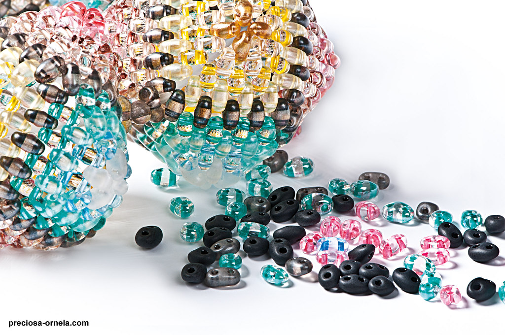 perles de rocaille colorees debordant d une pochette tissee 1 Ma sélection du moment : 10 pépites pour se mettre (enfin) au tissage de perles Miyuki