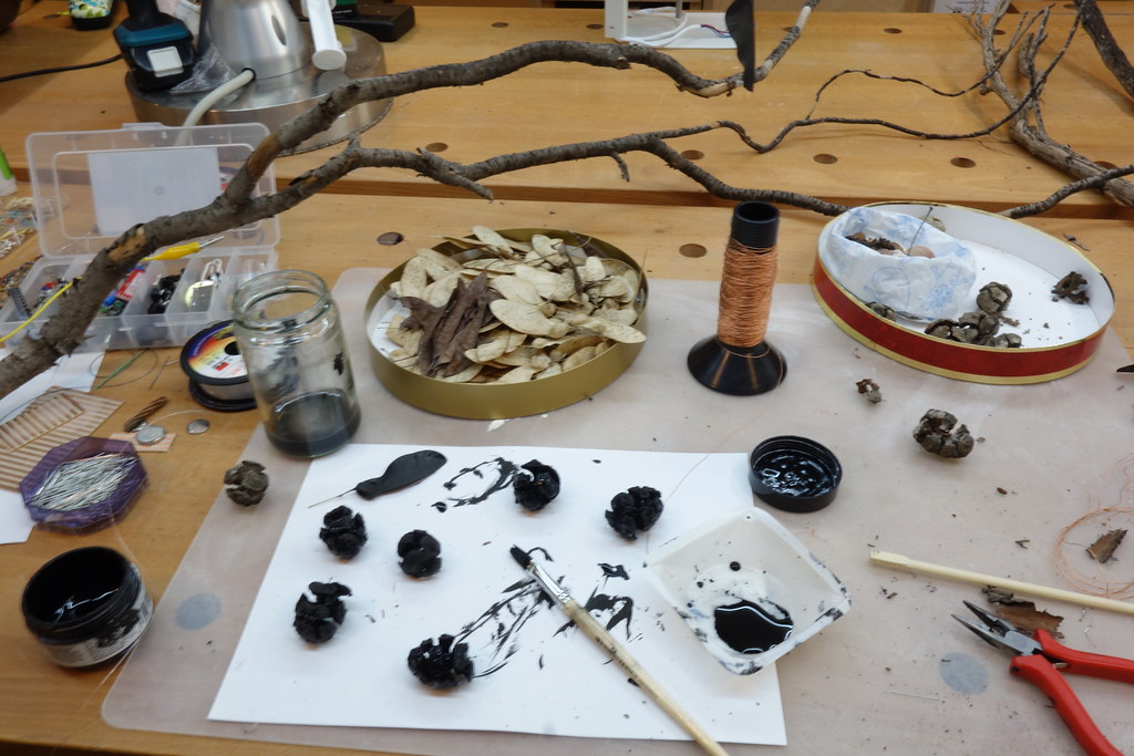 pommes de pin peintes aux couleurs d automne cov Ma récolte du moment : 10 bricolages d’automne à faire avec les enfants