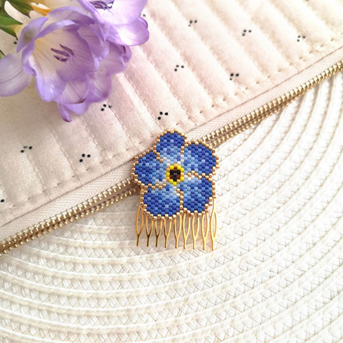 se lancer dans le brick stitch deux methodes possibles src Ma sélection du moment : 10 pépites pour se mettre (enfin) au tissage de perles Miyuki