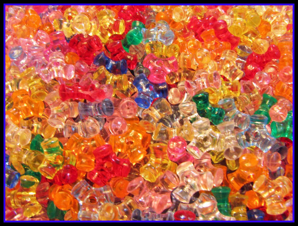 un assortiment de perles colorees en vrac 10 Perles Miyuki : 10 idées de bijoux et petits DIY dont je ne me lasse pas