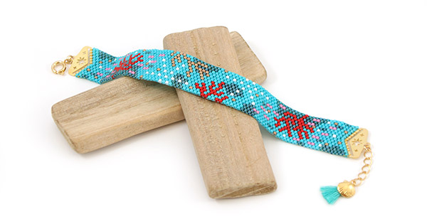 un bracelet peyote a motif inspiration ocean src Ma sélection du moment : 10 pépites pour se mettre (enfin) au tissage de perles Miyuki