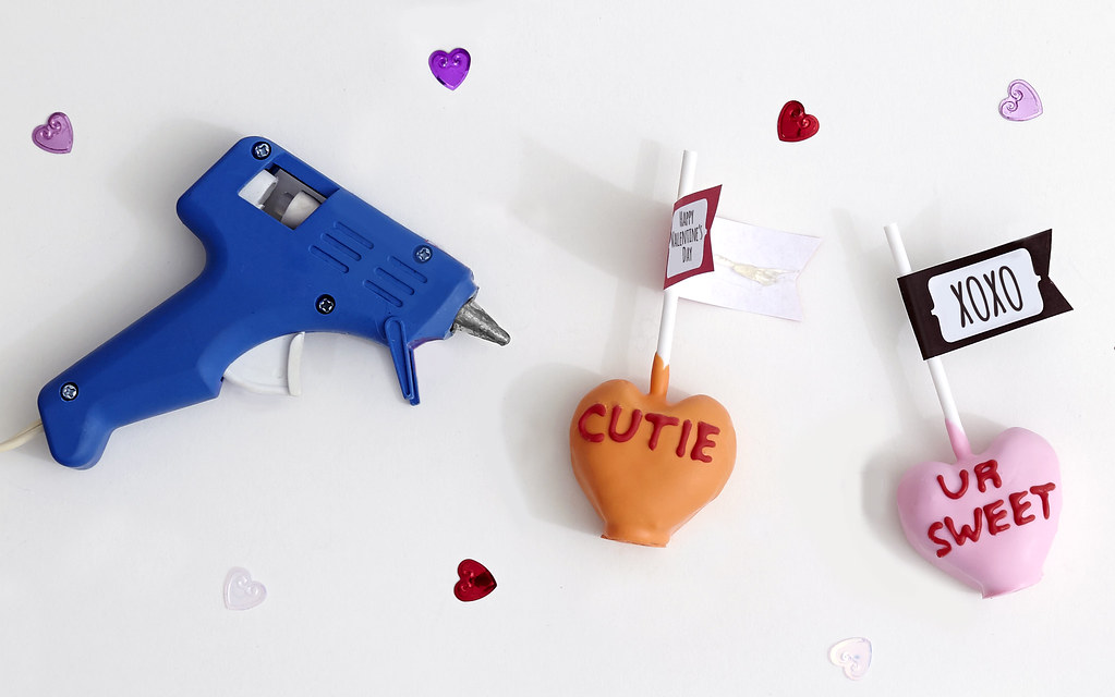 un pistolet a colle Mes indispensables du moment : 11 fournitures pour bien séquiper en loisirs créatifs