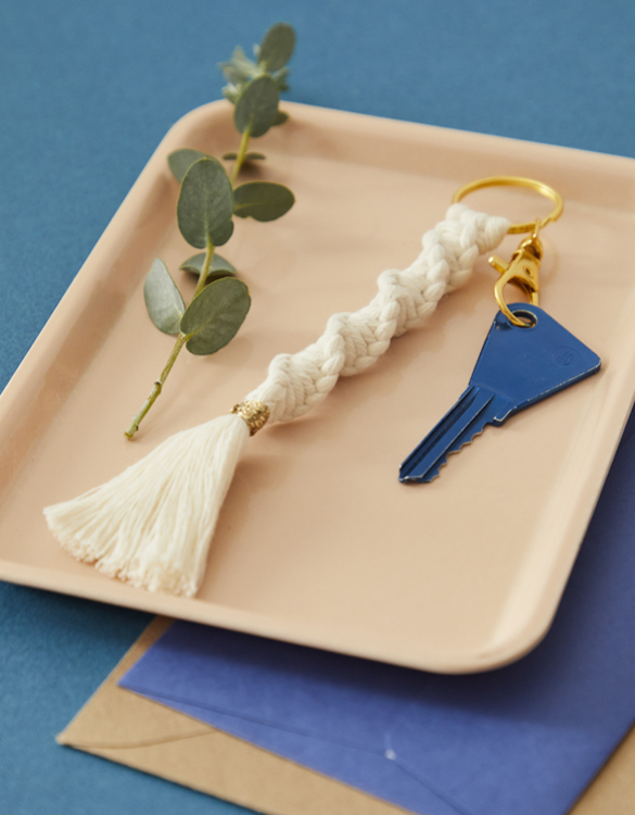 un porte cle torsade en macrame pour un premier tuto qui se termine vi src 1 Mes pépites du moment : 10 façons craquantes de dire oui au macramé
