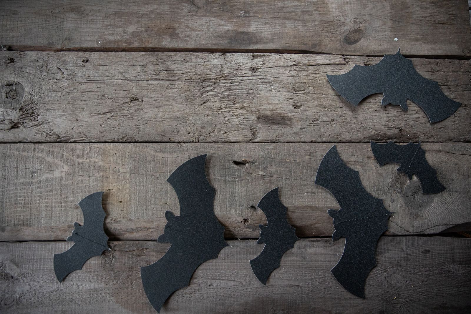 une guirlande de chauves souris en feutrine patron gratuit photo Mon carnet spécial Halloween : 10 idées et imprimables pour customiser la maison (presque) sans effort