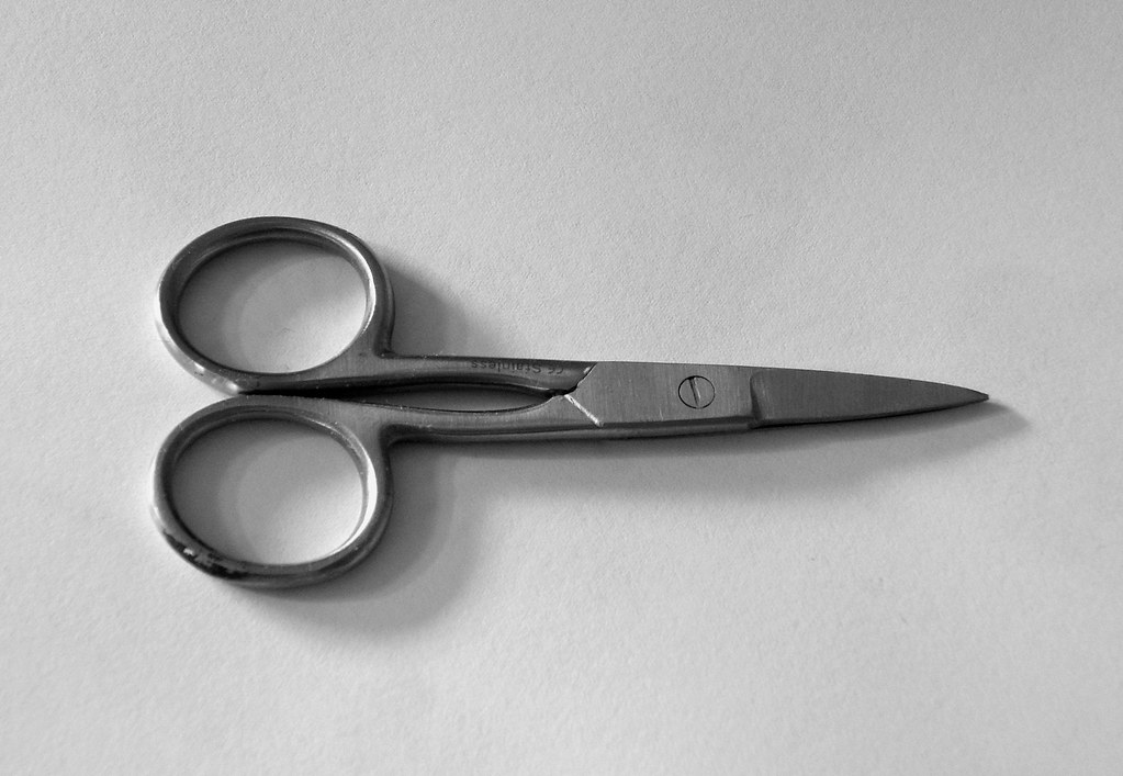 une paire de ciseaux de precision Mes indispensables du moment : 11 fournitures pour bien séquiper en loisirs créatifs