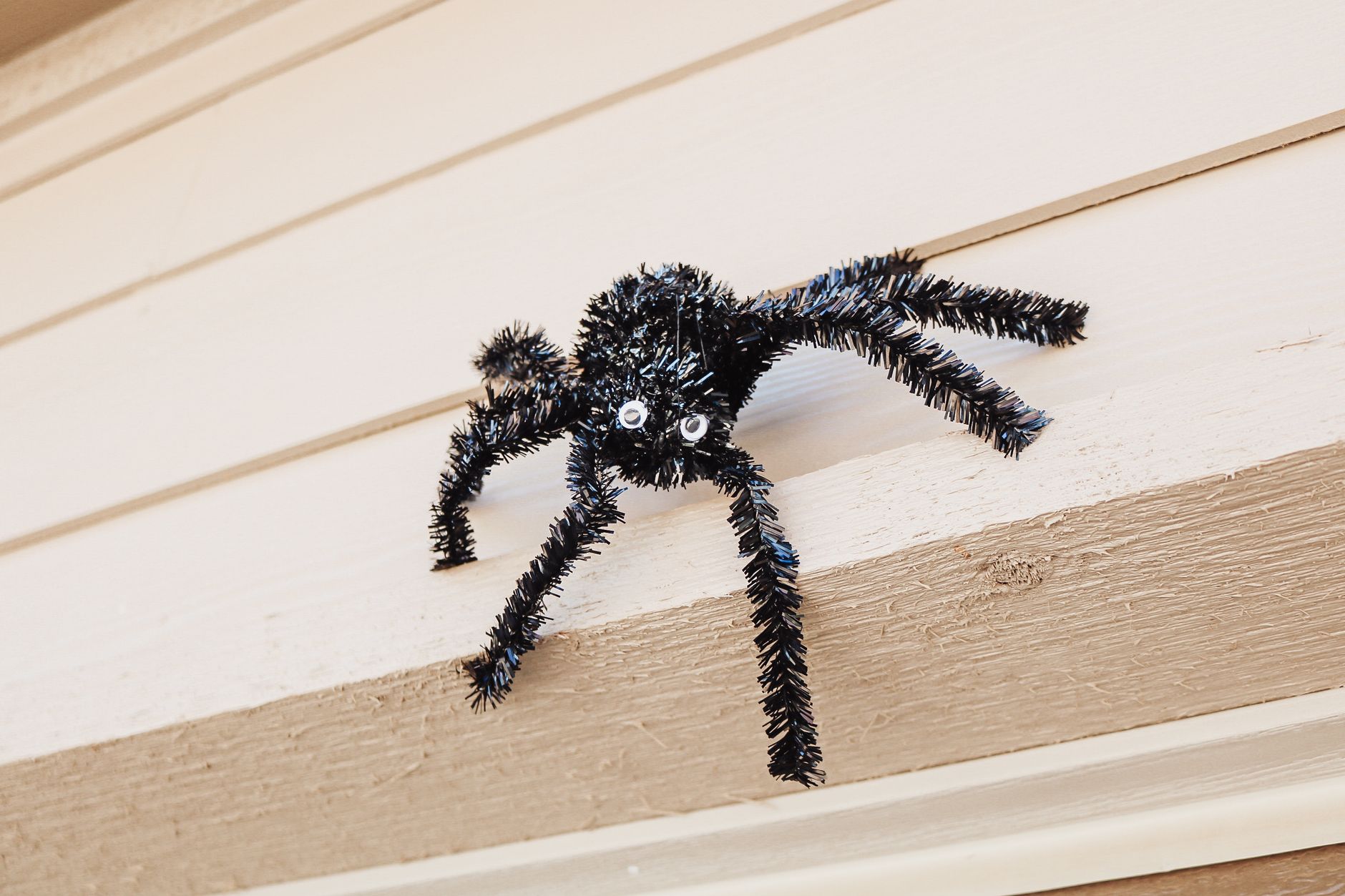 araignee chenille bricolage Petit guide maison : 10 idées DIY pour une fête dHalloween entre enfants