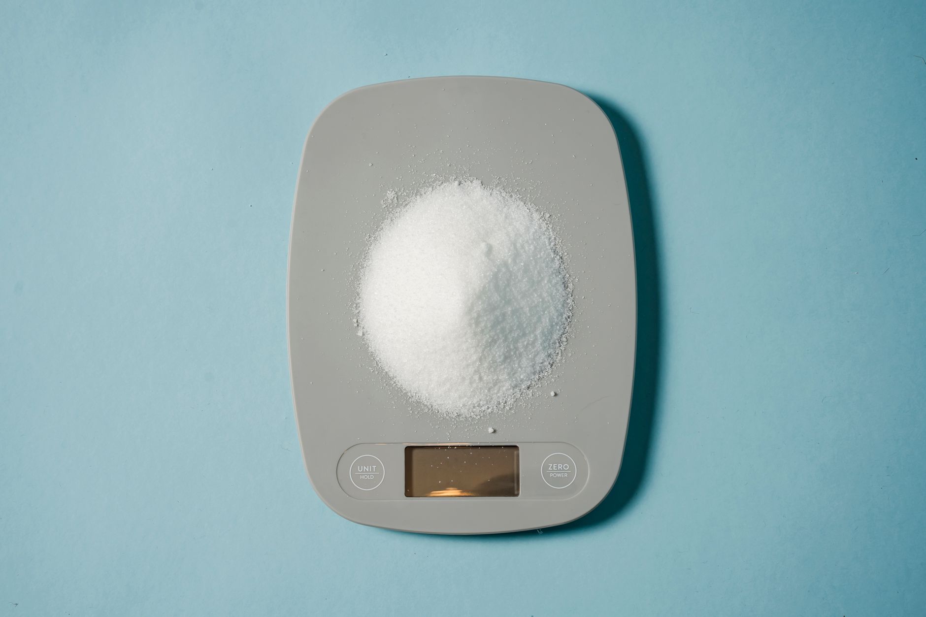 balance de precision avec un tas de poudre blanche dessus cov Débuter la résine époxy : mes 10 essentiels pour bien séquiper (sans se planter)