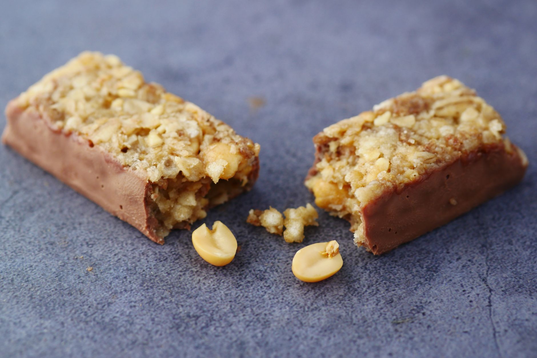 barre de cereales maison coupee en deux cov Petits biscuits, grand bonheur : 10 idées pour un goûter 100 % biscuits maison