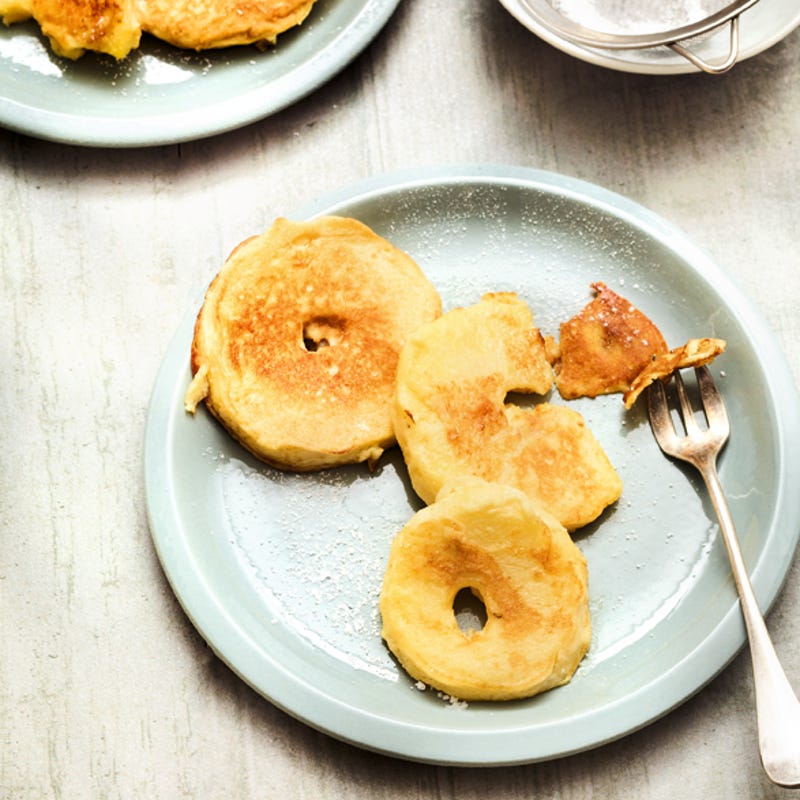 beignets de pommes alleges sur une assiette src Toquée de pommes : 10 recettes gourmandes pour croquer lautomne