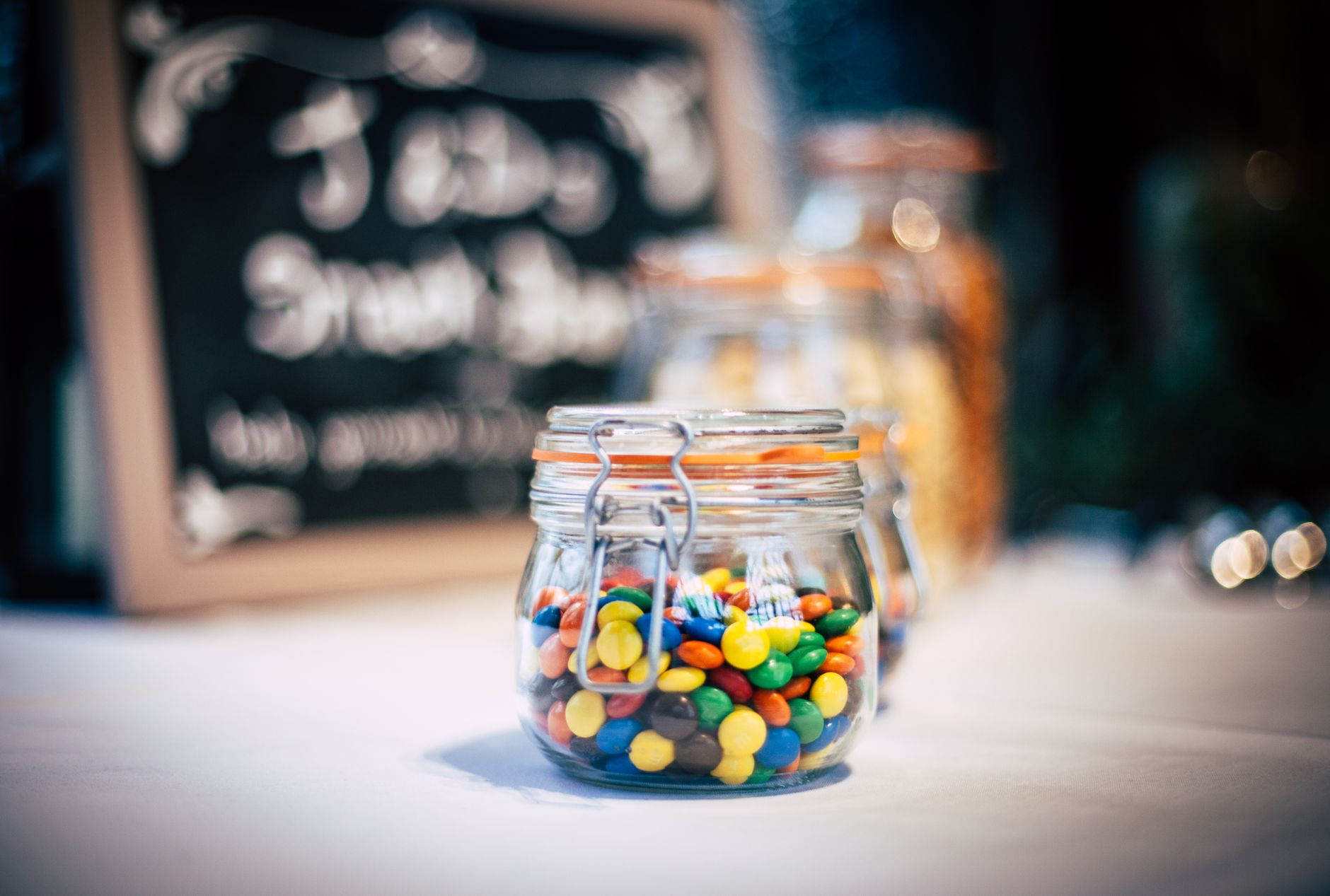 bocal bonbons fete Petit guide maison : 10 idées DIY pour une fête dHalloween entre enfants