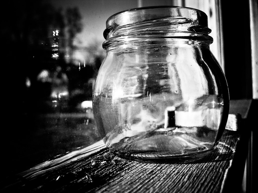 bocal en verre vide pret a accueillir des fournitures de rangement cov Ma sélection du moment : 10 solutions pour (enfin) ranger son atelier créatif