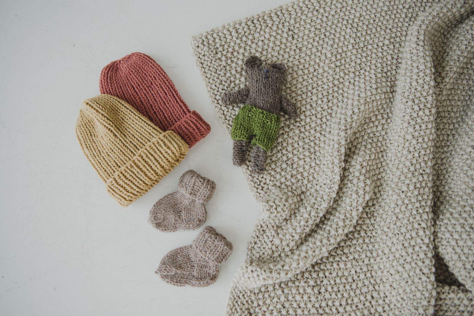 bonnets tricotes jaune et orange aiguilles circulaires Se mettre au tricot : mes 11 pistes pour ne pas se décourager