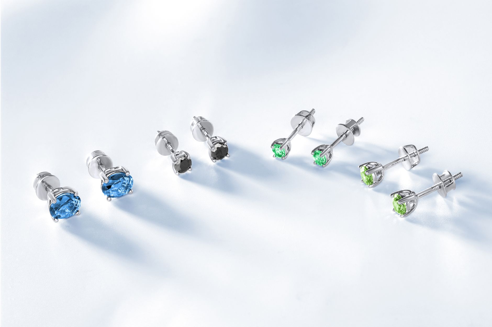 boucles d oreilles a pierre sertie sur fond blanc exemple d apprets en cov Se mettre à la pâte polymère : le matériel qui sert vraiment (et celui quon peut zapper)