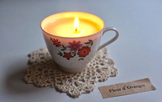 bougie diy coulee dans une tasse a the depareillee src Je craque pour la bougie maison : 10 idées pour se lancer sans se rater