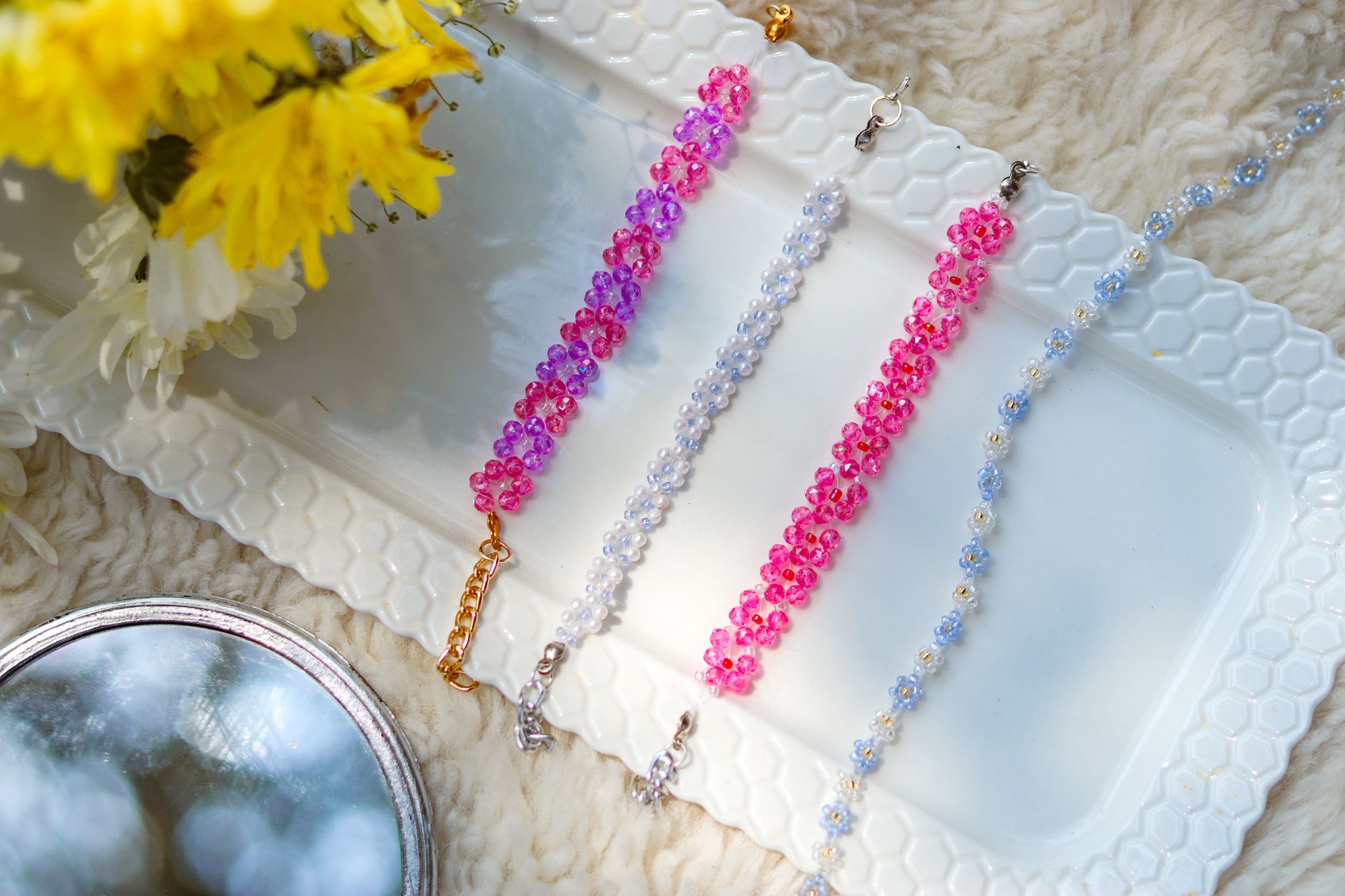 bracelet noeud delica cov Sortir des sentiers battus : 11 idées pour marier les perles Miyuki à autre chose