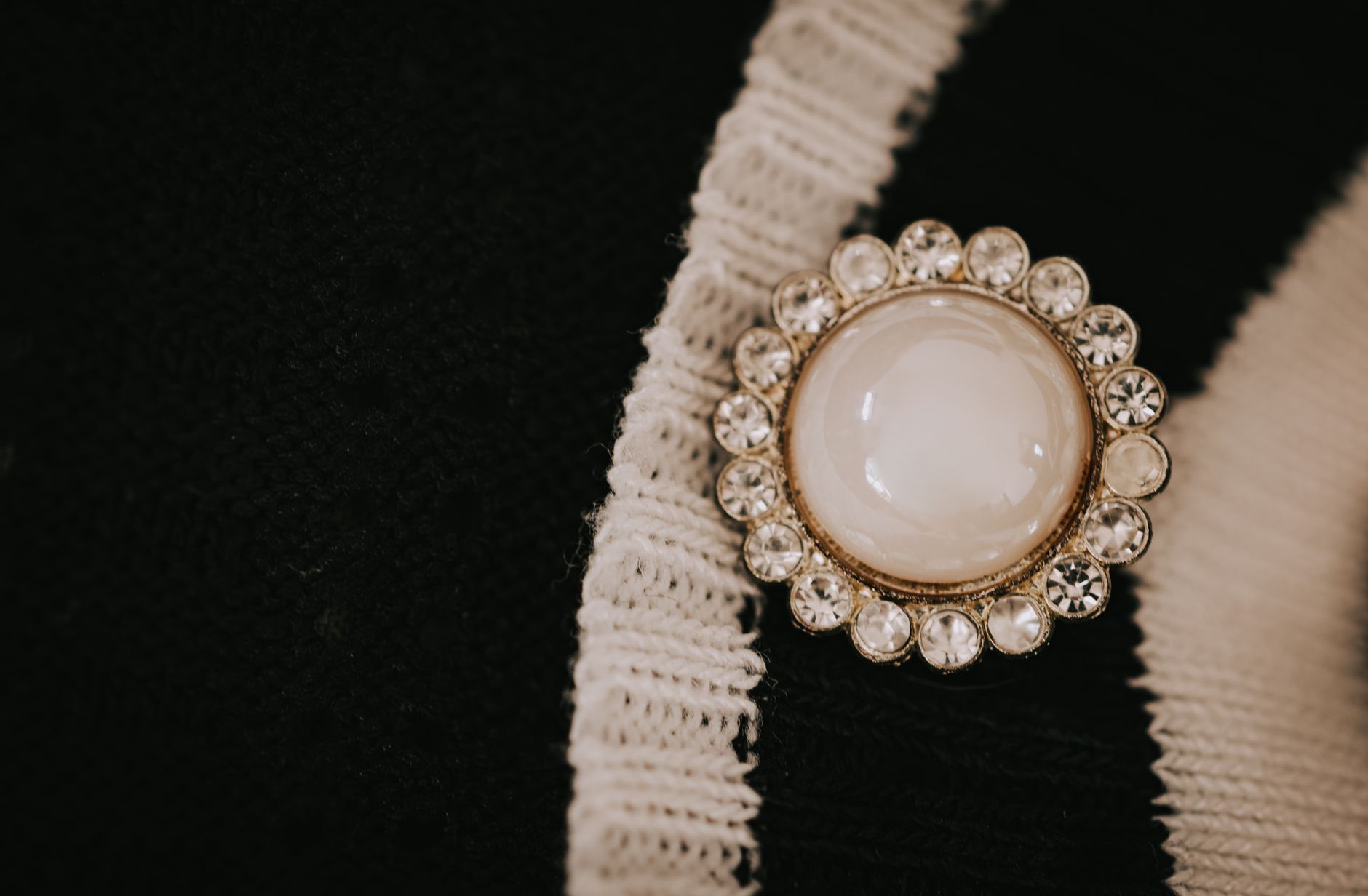 broche cov Les perles Miyuki ne font pas que des bijoux : mes 10 coups de cœur du moment
