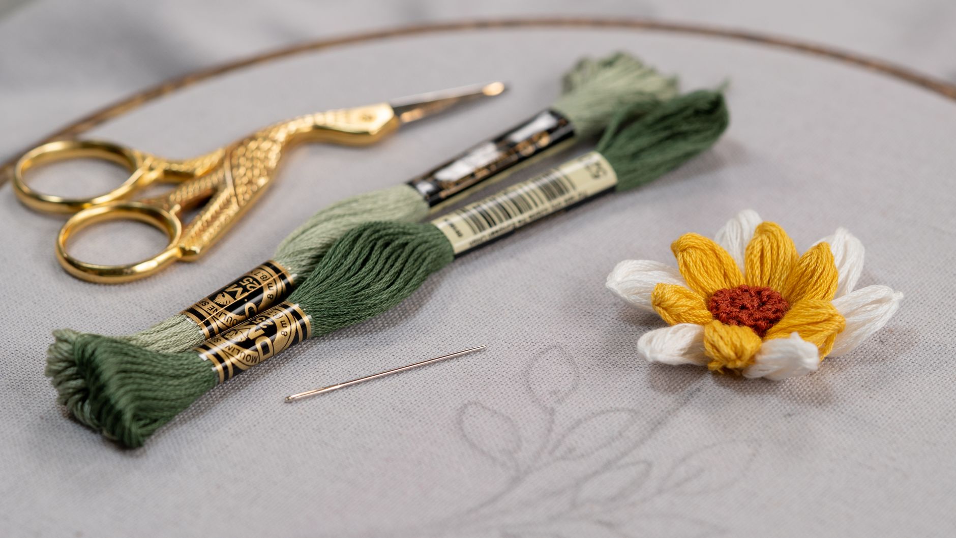 Coup de cœur du moment : 7 idées pour (enfin) se mettre à la broderie broderie ciseaux fils Coup de cœur du moment : 7 idées pour (enfin) se mettre à la broderie