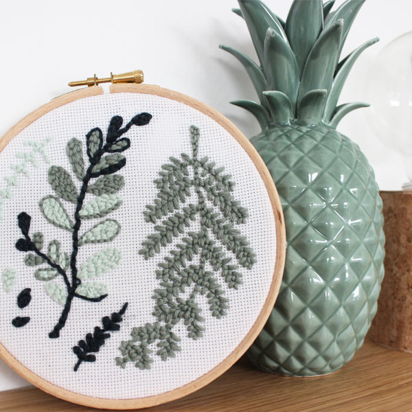 broderie punch needle en forme de feuilles dans un tambour en bois src Coup de cœur du moment : 7 idées pour (enfin) se mettre à la broderie