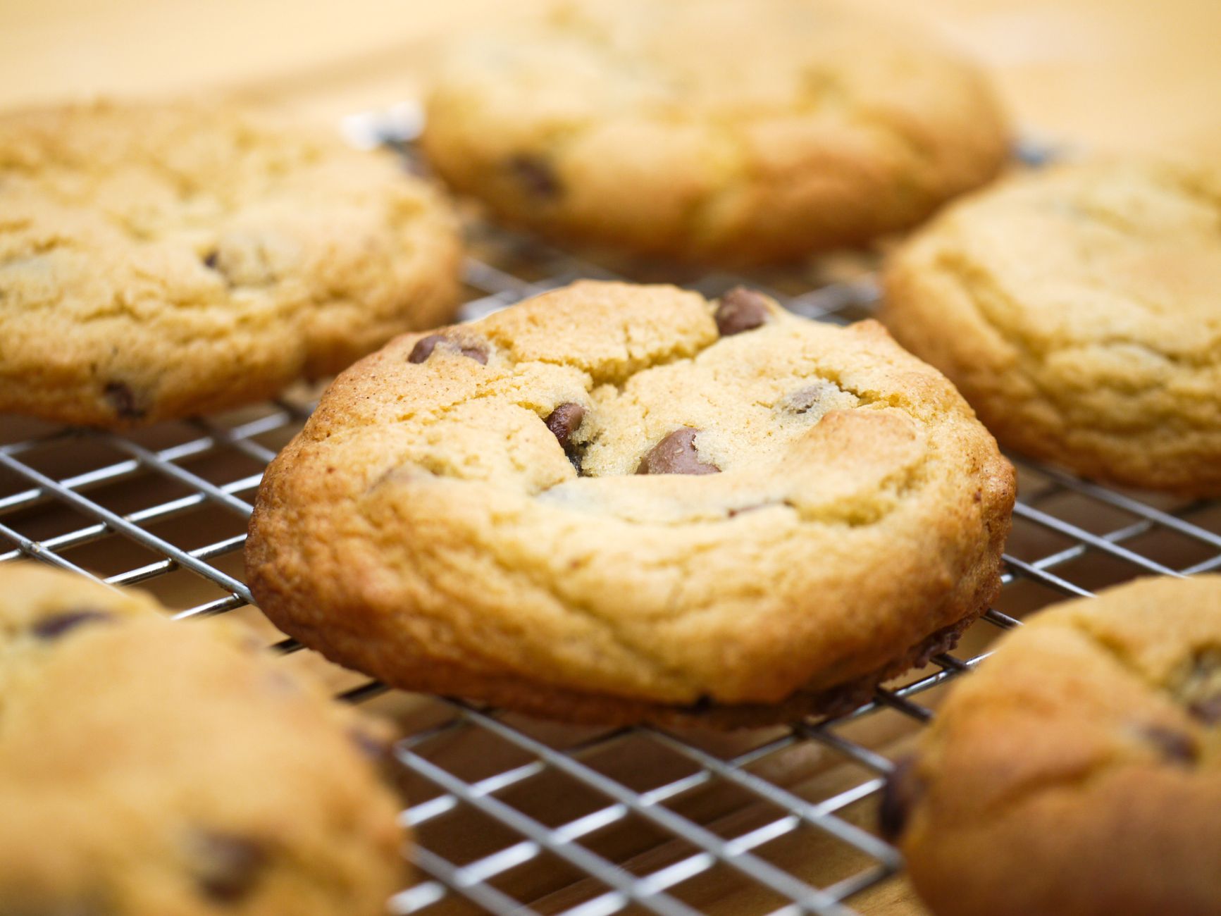 cookies au chocolat refroidissant sur une grille cov Petits biscuits, grand bonheur : 10 idées pour un goûter 100 % biscuits maison