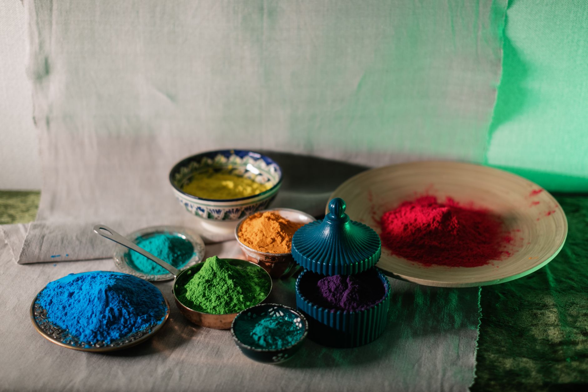 coupelles de pigments colores en poudre cov Débuter la résine époxy : mes 10 essentiels pour bien séquiper (sans se planter)