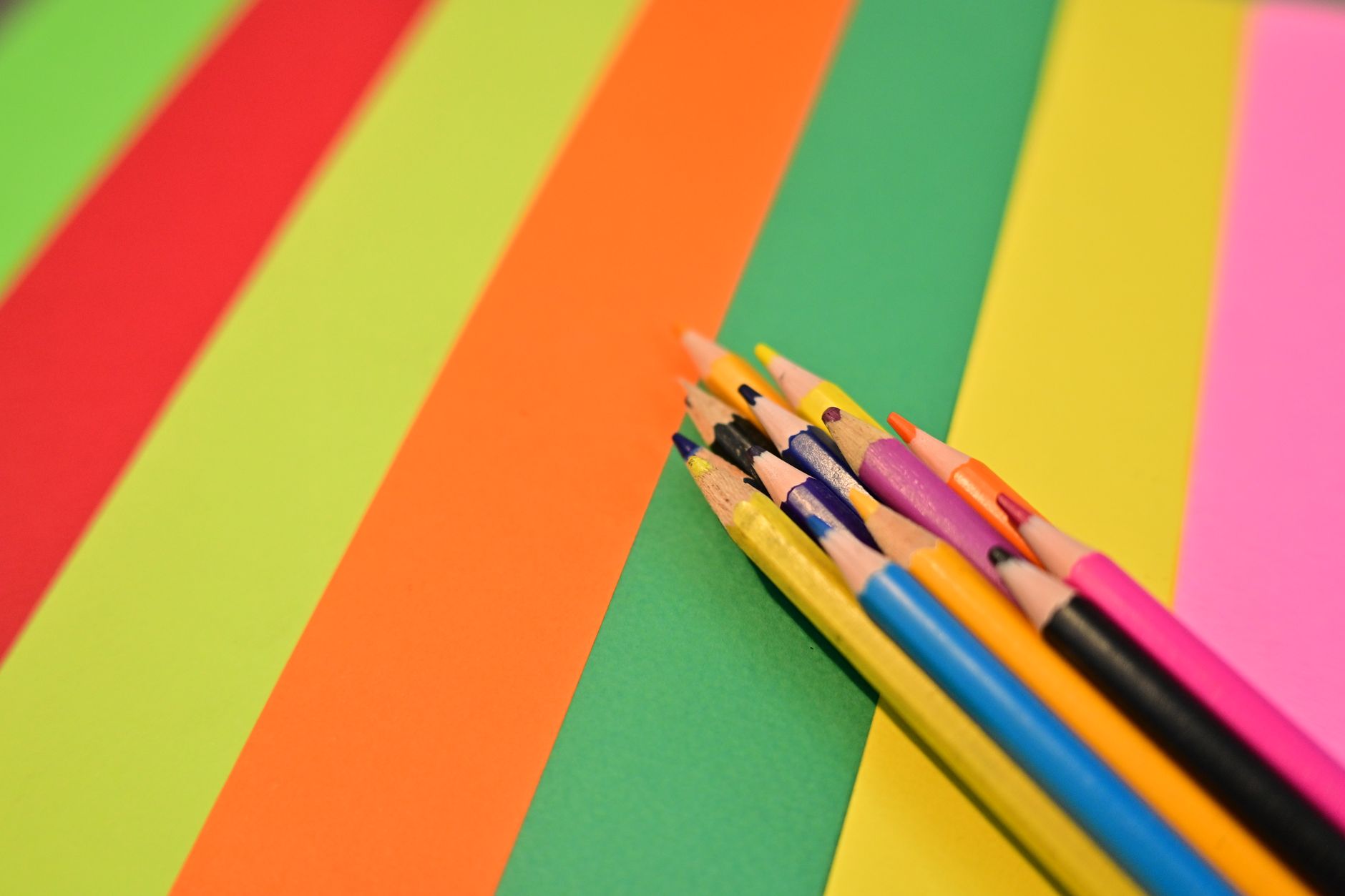 crayons couleur papier Petit guide maison : 10 idées DIY pour une fête dHalloween entre enfants