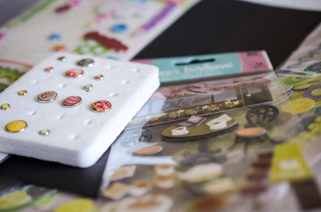 embellissements et etiquettes de scrapbooking ranges a plat cov Ma sélection du moment : 10 solutions pour (enfin) ranger son atelier créatif