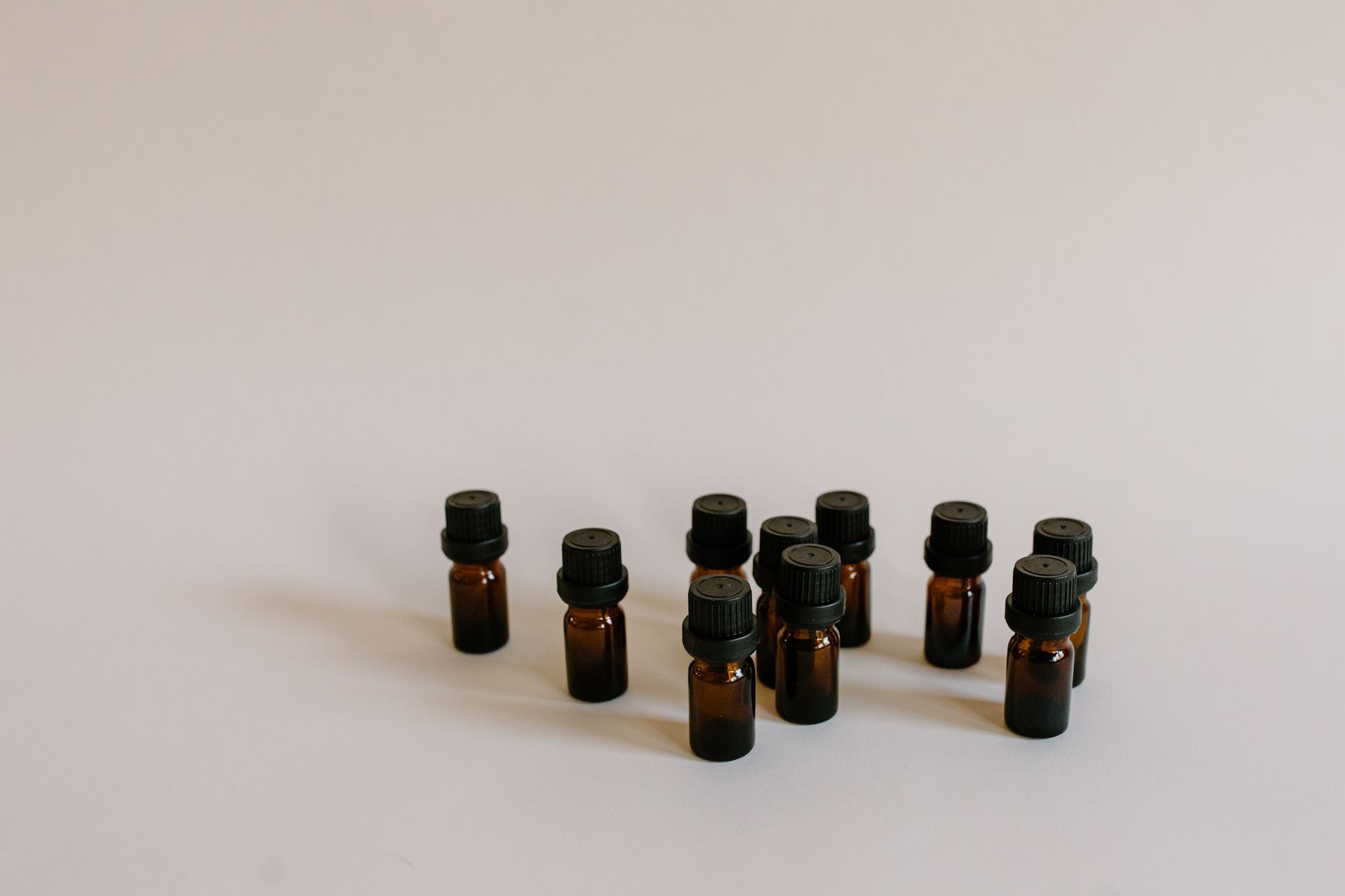 flacons huiles essentielles parfum bougie Je craque pour la bougie maison : 10 idées pour se lancer sans se rater