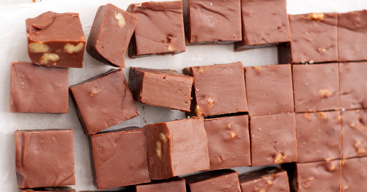 fudge au chocolat maison coupe en carres src Ma bonbonnière maison : 10 friandises sucrées que jai hâte de tester
