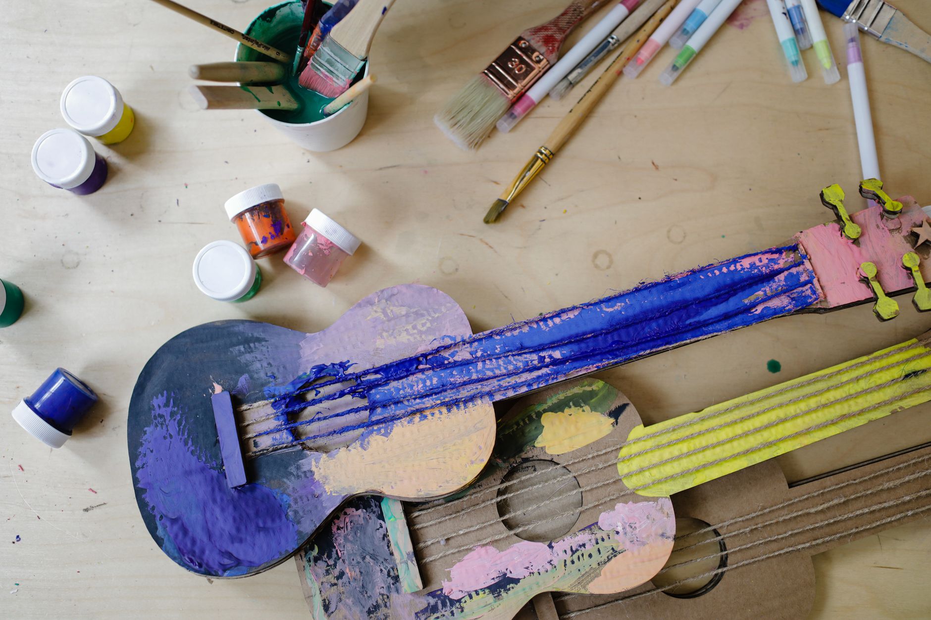 guitare cov Mon petit orchestre maison : 7 instruments de musique à fabriquer avec les enfants