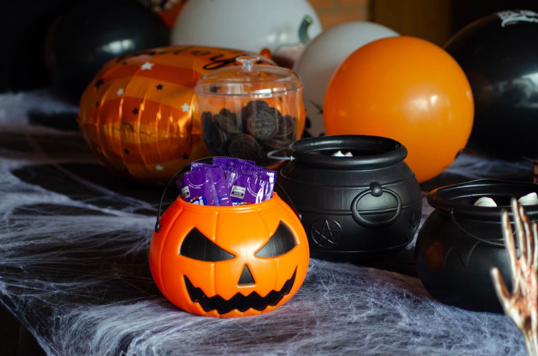 halloween bonbons citrouille seau chaudron Petit guide maison : 10 idées DIY pour une fête dHalloween entre enfants
