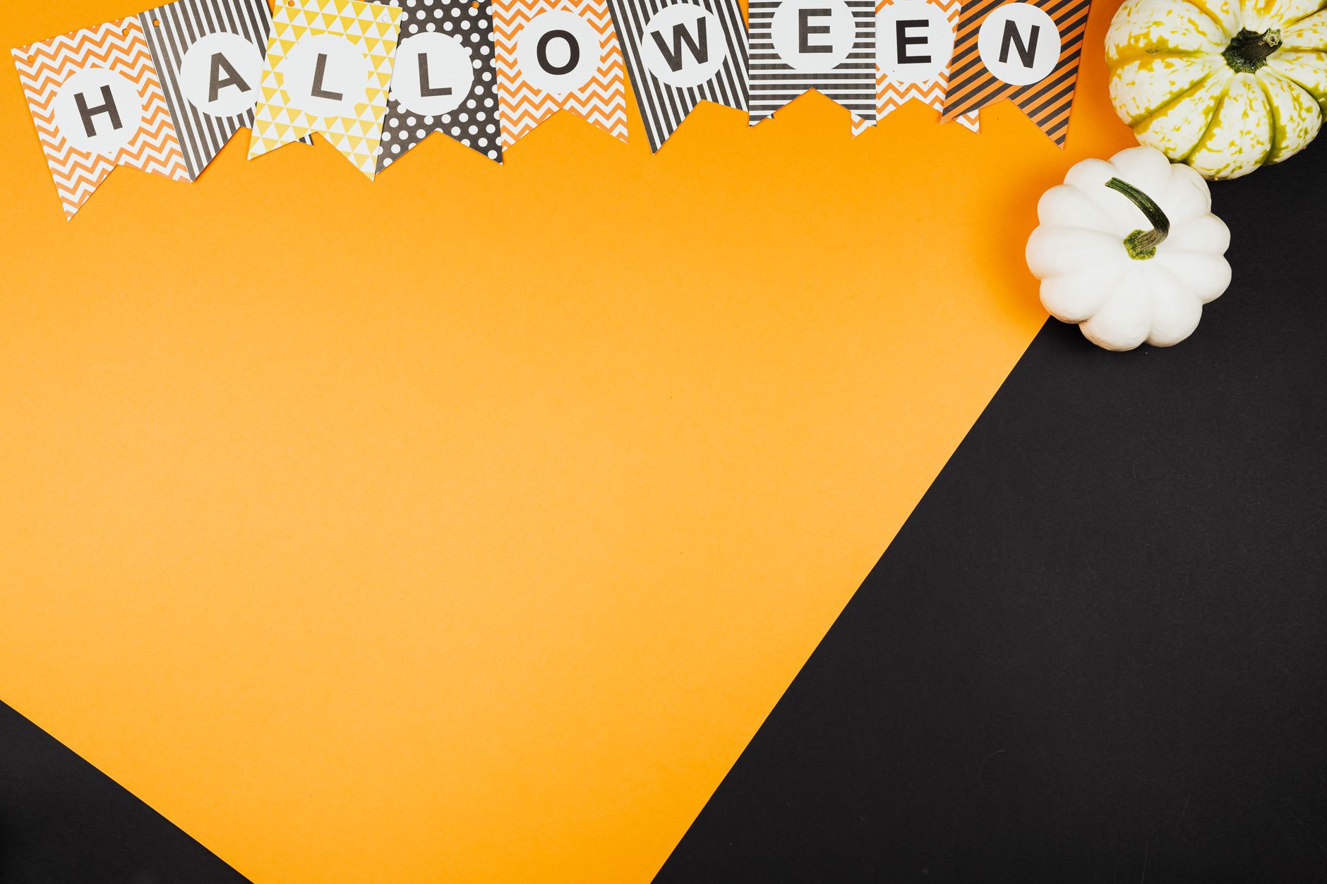 Bannière Halloween, citrouilles et guirlande sur fond orange et noir