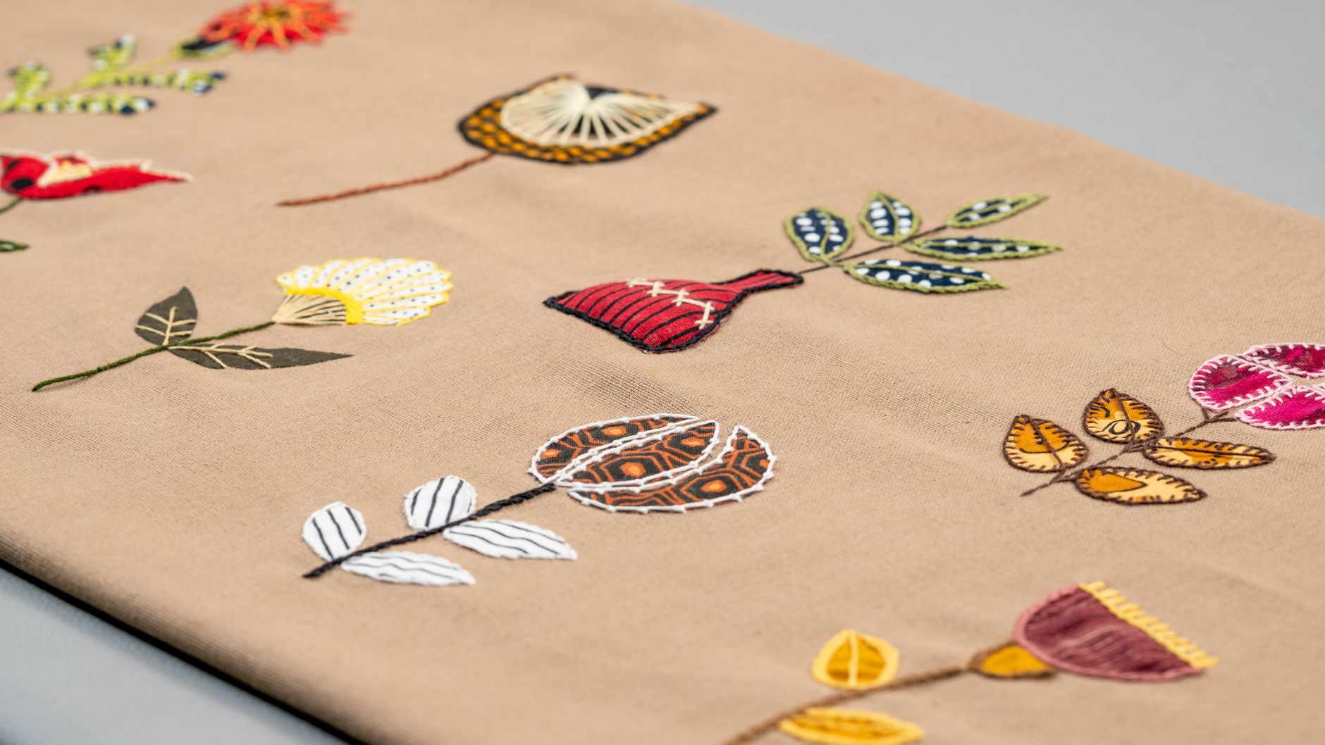 hibiscus cov Coup de cœur du moment : 7 idées pour (enfin) se mettre à la broderie