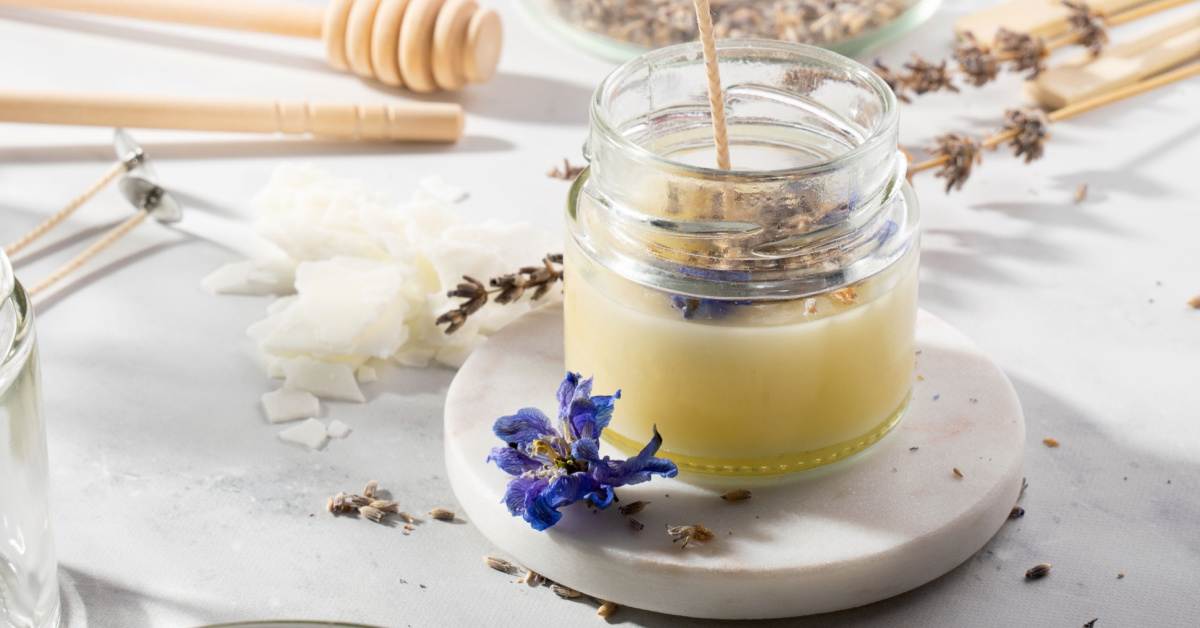ingredients pour bougie naturelle cire de soja meche et lavande sechee src Je craque pour la bougie maison : 10 idées pour se lancer sans se rater