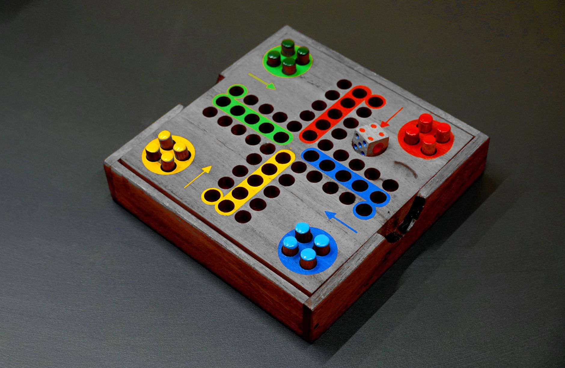 Petit tour dhorizon : 11 jeux et activités sensorielles à fabriquer avec les enfants jeu de societe en bois fait maison Petit tour dhorizon : 11 jeux et activités sensorielles à fabriquer avec les enfants