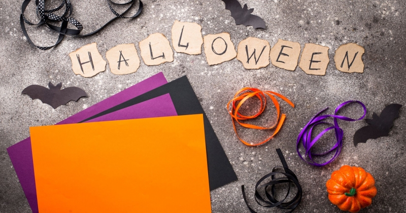 lettres halloween posees sur fond gris avec papier et rubans colores src Petit guide maison : 10 idées DIY pour une fête dHalloween entre enfants