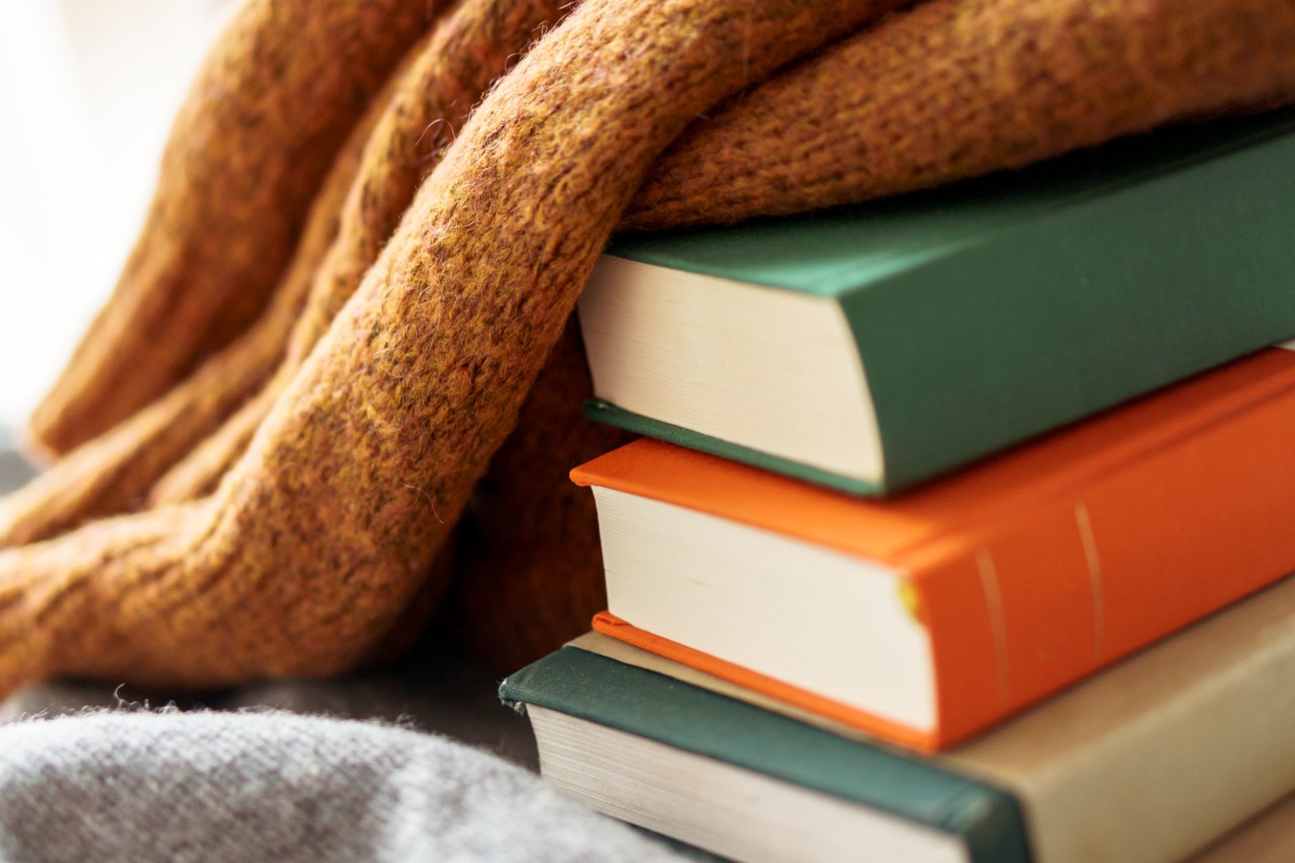 Fous rires garantis : 8 livres jeunesse pour (re)découvrir le plaisir de rire ensemble livres pull cocooning Fous rires garantis : 8 livres jeunesse pour (re)découvrir le plaisir de rire ensemble