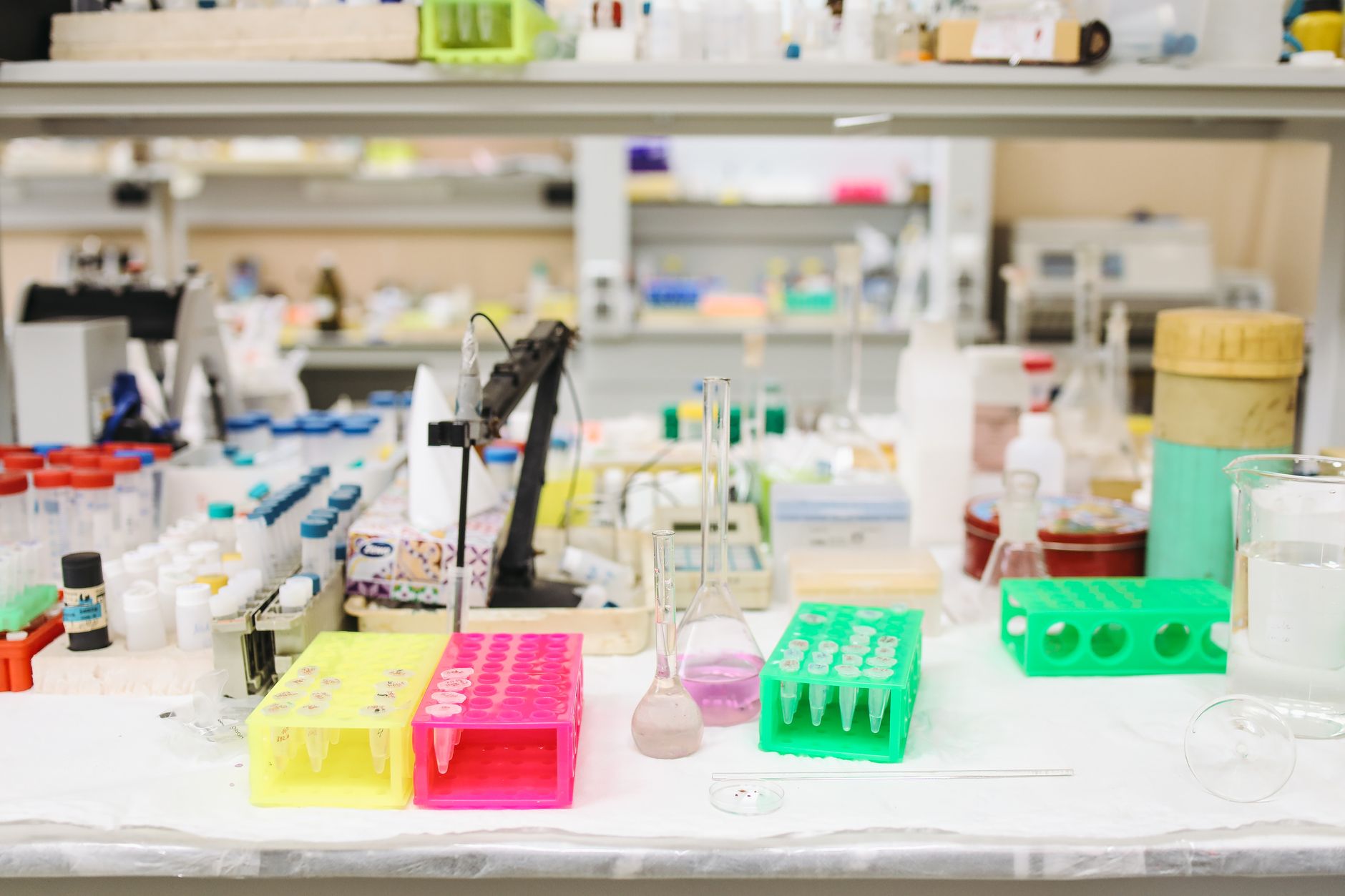 Mon petit labo maison : 8 expériences scientifiques à tester avec les enfants materiel labo experiences maison Mon petit labo maison : 8 expériences scientifiques à tester avec les enfants