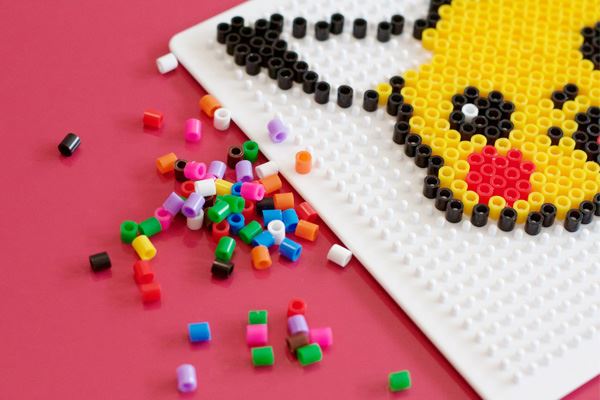 motif pikachu realise en perles a repasser sur une plaque src Perles à repasser : mes indispensables pour bien séquiper (sans se ruiner)
